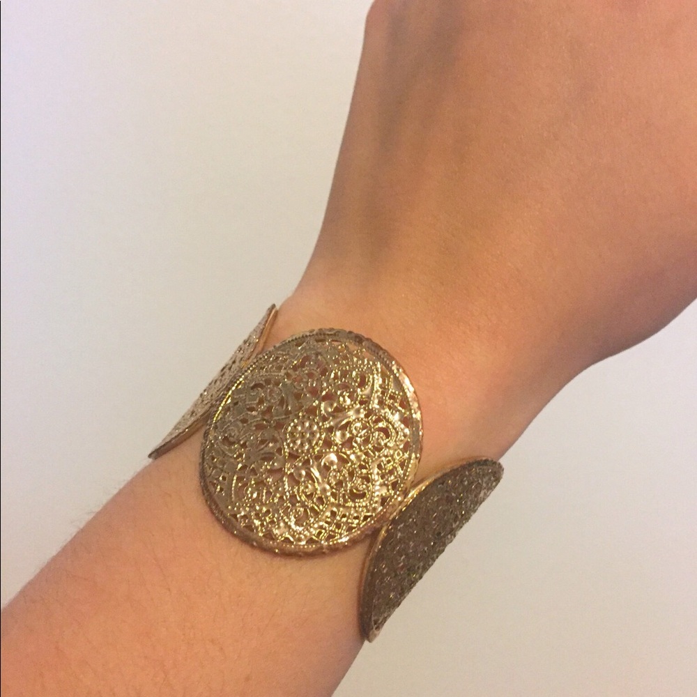 Gold circle bracelet